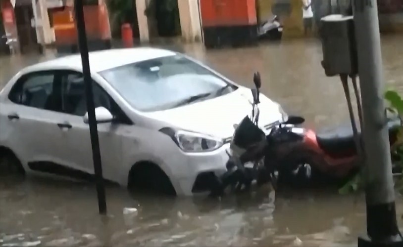 بالفيديو.. أمطار موسمية غزيرة تغرق شوارع في بومباي بالمياه