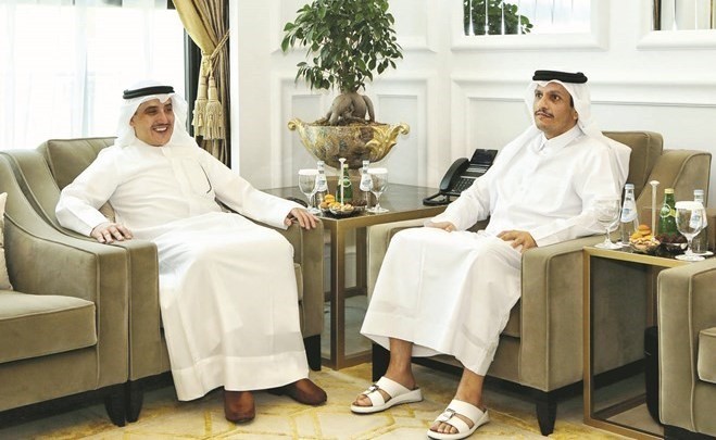 مبعوث سمو نائب الأمير وولي العهد أثناء لقائه مع وزير الخارجية القطري الشيخ محمد بن عبدالرحمن آل ثاني