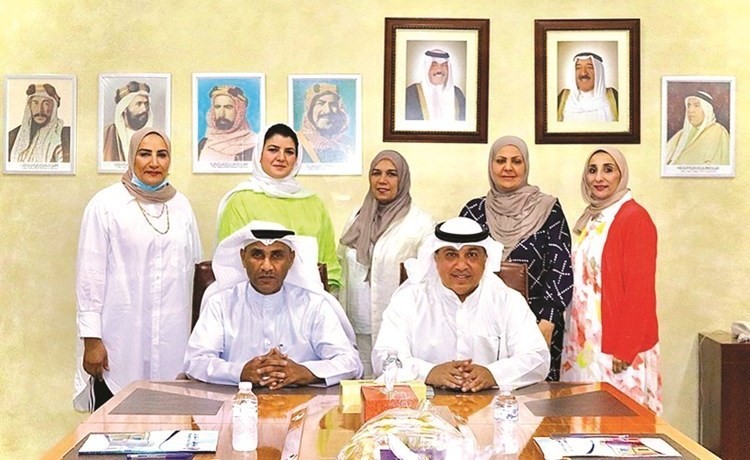 وليد الصميعي وحامد العمران مع أعضاء اللجنة النسائية