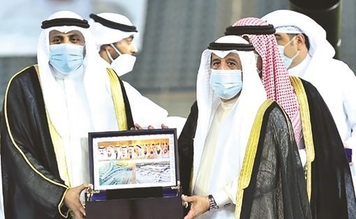 المستشار فيصل الغريب يقدم درعا تذكارية للوزير محمد الجبري