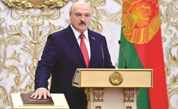 الرئيس البيلاروسي ألكسندر لوكاشينكو يؤدي اليمين الدستورية (رويترز)