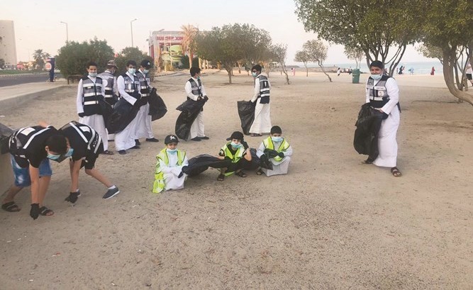 شباب مبرة العوازم ينظفون شاطئ السالمية