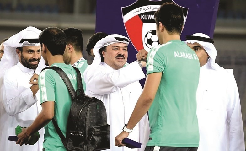 فهد الفهد مشاركا في تسليم ميداليات بطولة كأس سمو الأمير
