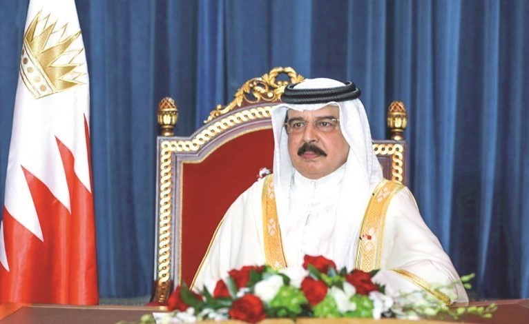 عاهل البحرين الملك حمد بن عيسى آل خليفة ملقيا كلمته أمام أعمال الدورة الخامسة والسبعين لانعقاد الجمعية العامة للأمم المتحدة‎ عبر الاتصال المرئي				(بنا)