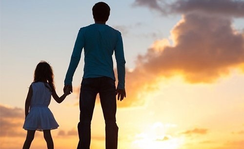 لمسة الآباء تساعد على تلطيف إشارات الألم في أمخاخ الأطفال