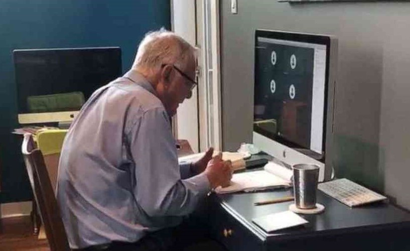 بالفيديو.. إشادة في مواقع التواصل لتسعيني أميركي يدرس عن بعد خلال الوباء
