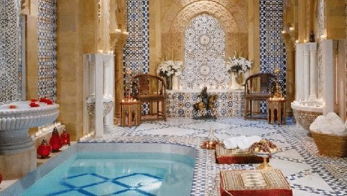 قصور من ذهب، غرف مغربية، وحمام تركي.. صور من داخل إمبراطورية عائلة جيجي حديد ذات الحياة الباذخة