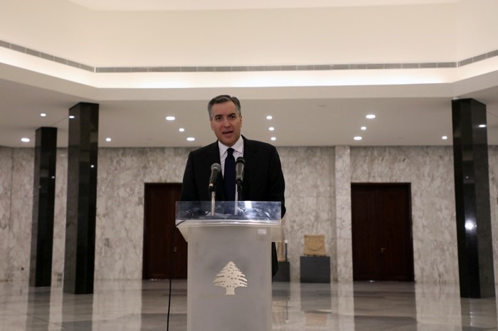 رئيس الوزراء اللبناني المكلف مصطفى أديب يلقي خطاب الاعتذار عن التكليف في بعبدا (رويترز)