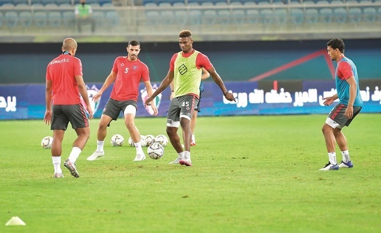 «الأبيض» عاود تدريباته.. ويدرس ملف «الإعارات»