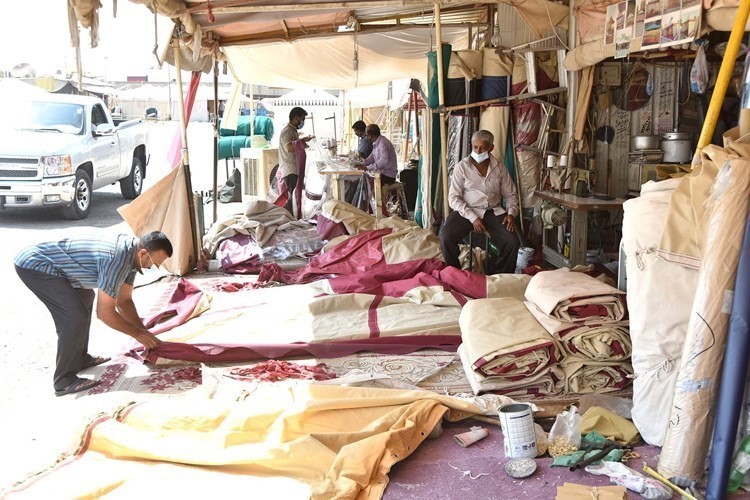 جميع أنواع الخامات والمواد متوافرة بكثرة في سوق الخيام	(محمد هنداوي)