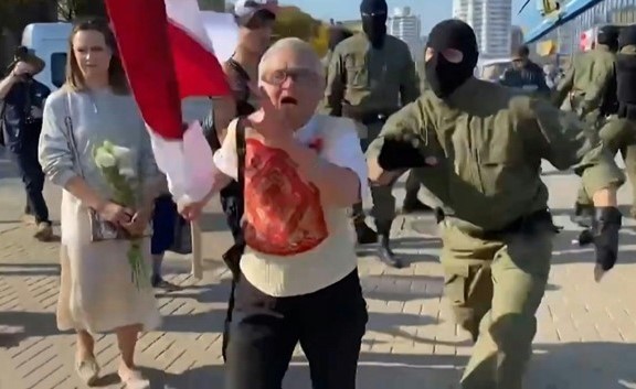 بالفيديو.. عشرات التوقيفات خلال تظاهرة للنساء في بيلاروس