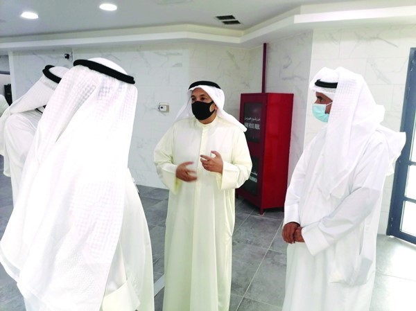 حديث بين م.وليد الجاسم وم.فهد الشتيلي وم.سعود الدبوس خلال الجولة في بلدية الأحمدي