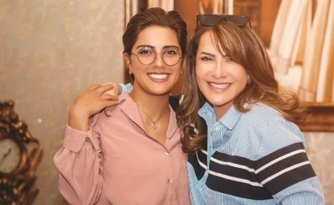 نجمة الخليج هدى حسين والمخرجة هيا عبدالسلام
