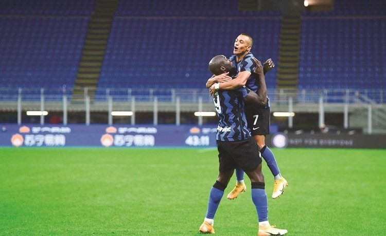 «الإنتر» يخطف فيورنتينا.. ونابولي وميلان يحققان الفوز الثاني