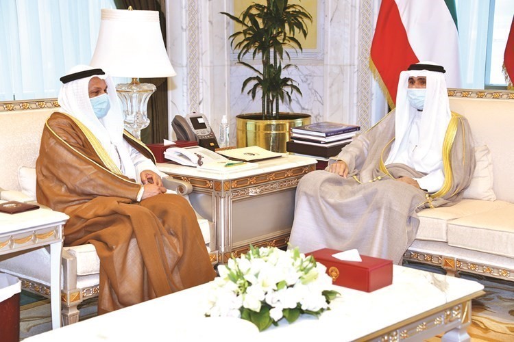 سمو نائب الأمير خلال استقباله المستشار يوسف المطاوعة