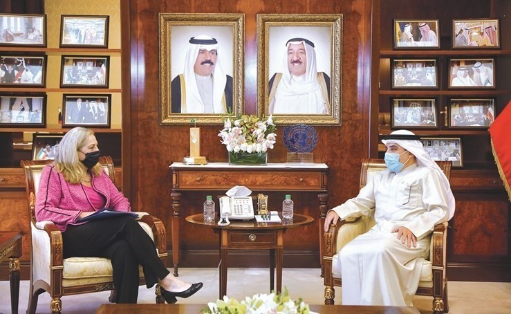 الشيخ د.أحمد ناصر المحمد أثناء استقباله السفيرة الأميركية