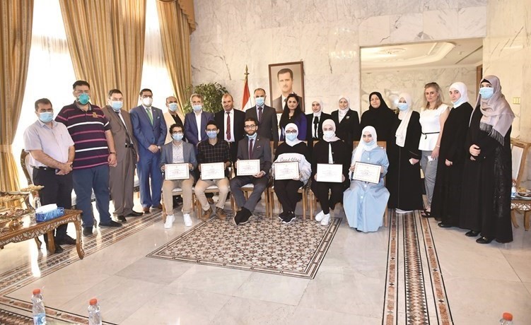 القائم بالأعمال وأعضاء السفارة السورية مع الطلبة المتفوقين في الثانوية العامة وأولياء أمورهم في لقطة تذكارية	(متين غوزال)