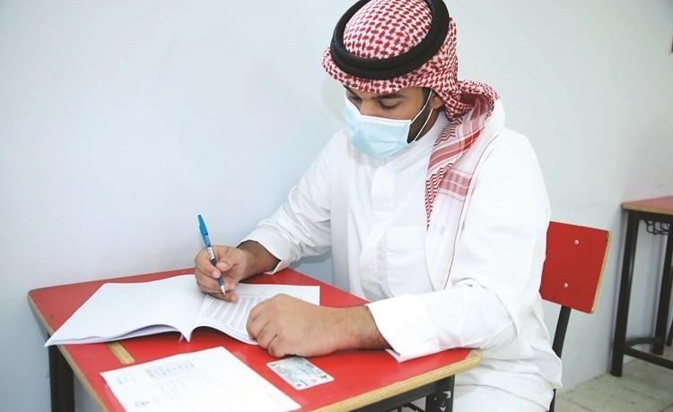 أحد الطلبة يؤدي الاختبار