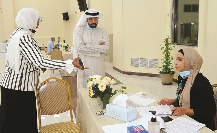 عبدالعزيز شعيب وهناء الهاجري خلال الزيارة لمركز تنمية المجتمع بالزهراء