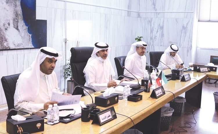 د.علي بن ساير مترئسا اجتماع اللجنة الفنية
