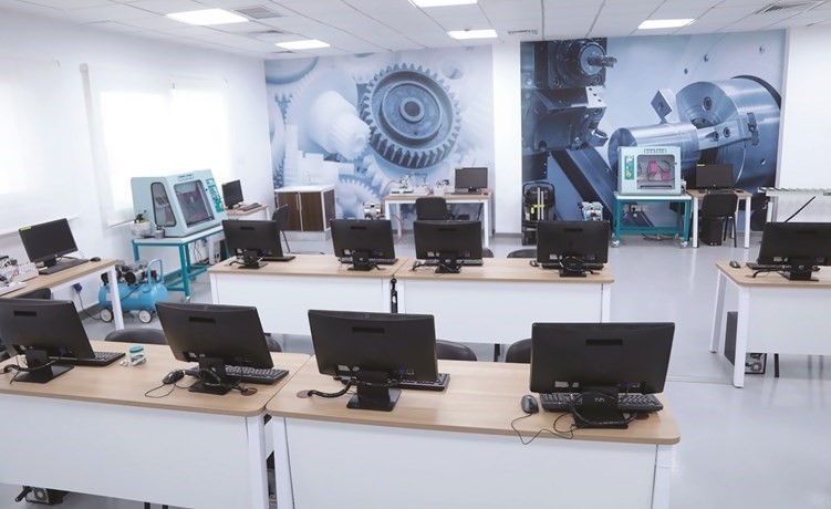 توقيع اتفاقية تعاون بين ACM وAUM للحصول على البكالوريوس بعد الدبلوم