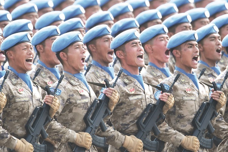 تشكيل من قوات حفظ السلام الصينية يشارك في عرض عسكري كبير أقيم احتفالا بالذكرى 70 لتأسيس جمهورية الصين الشعبية في العاصمة الصينية بكين أول أكتوبر 2019 (شينخوا)
