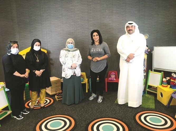 الفريق المشرف على تسجيل الحلقات الدراسية في الاستديو