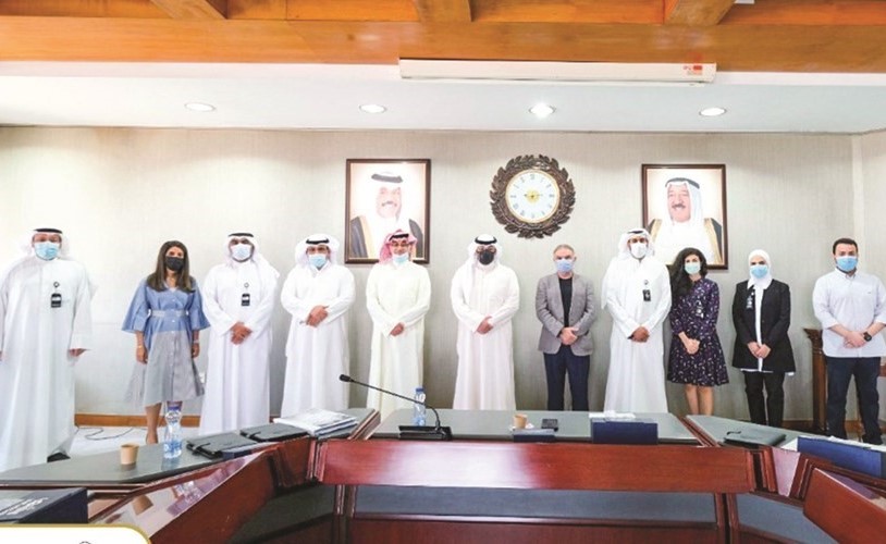 الشيخ يوسف العبدالله وعبدالكريم تقي مع الحضور خلال اللقاء