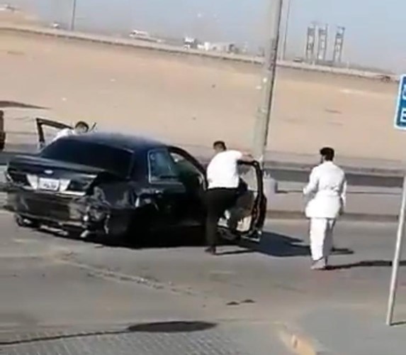 الإعلام الامني: جارٍ إلقاء القبض على الأشخاص الذين اعتدوا على مواطن في "صناعية الجهراء"