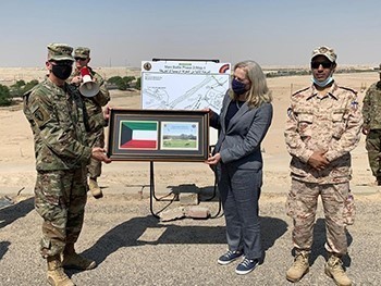 السفيرة الأميركية لدى البلاد ألينا رومانوسكي خلال زيارتها موقع "معركة الجسور"