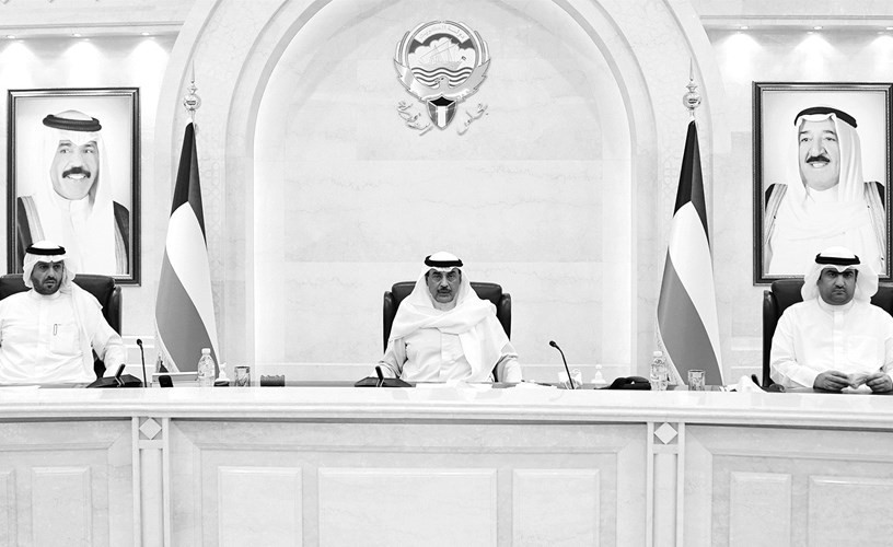 سمو الشيخ صباح الخالد وأنس الصالح وخالد الروضان خلال الاجتماع