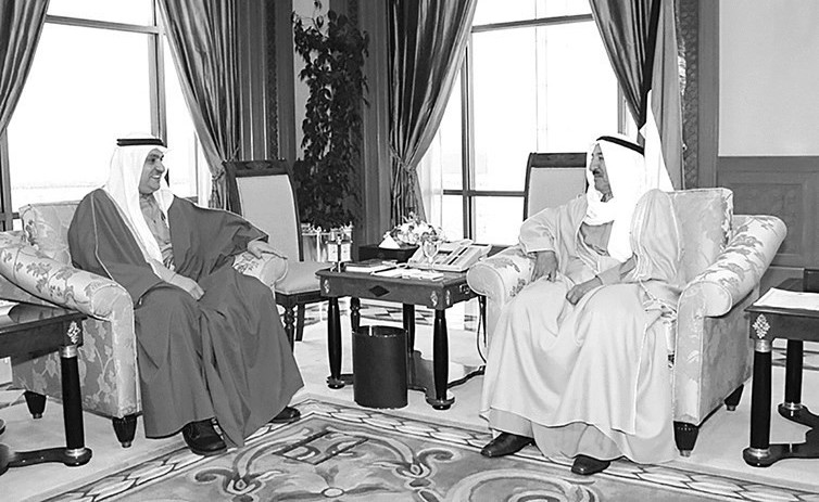 سمو الأمير الراحل الشيخ صباح الأحمد خلال استقباله الرئيس الحالي لغرفة تجارة وصناعة الكويت محمد الصقر