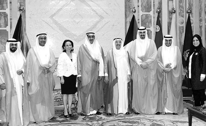 سمو الأمير الراحل الشيخ صباح الأحمد أثناء استقباله وزير التجارة والصناعة ورئيس مجلس إدارة هيئة تشجيع الاستثمار المباشر الأسبق د.يوسف العلي ومدير عام هيئة تشجيع الاستثمار المباشر الشيخ د.مشعل الجابر