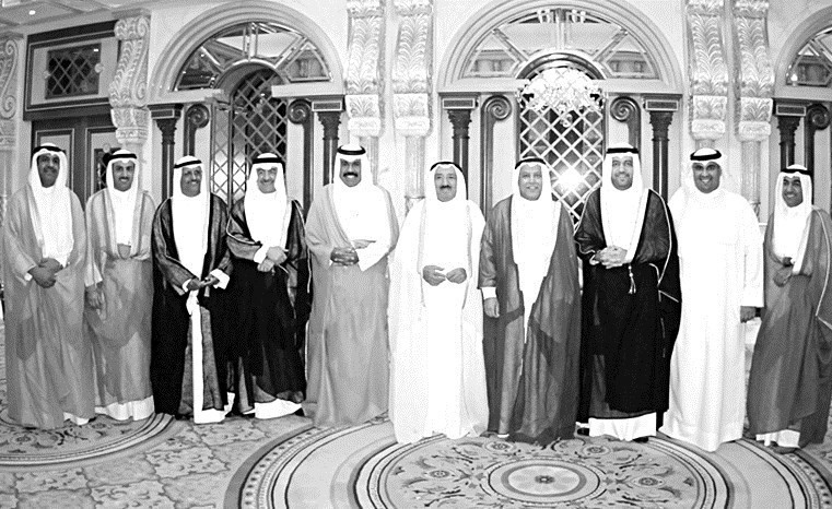 سمو الأمير الراحل الشيخ صباح الاحمد وصاحب السمو الأمير الشيخ نواف الاحمد يتوسطان رئيس واعضاء مجلس ادارة اتحاد الصناعات الكويتية