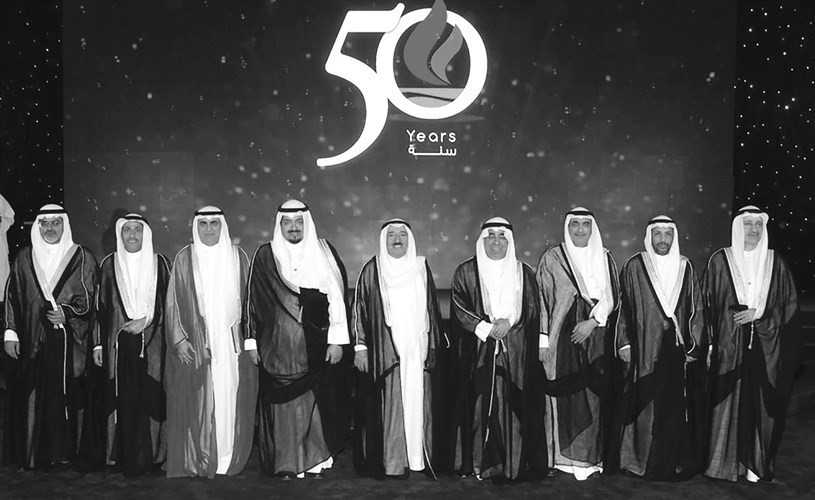 سمو الأمير الراحل الشيخ صباح الاحمد متوسطا الشيخ احمد العبد الله وفاروق الزنكي واسعد السعد وعددا من قياديي شركة البترول الوطنية خلال حفل الشركة بمناسبة الذكرى 50 لتأسيسها