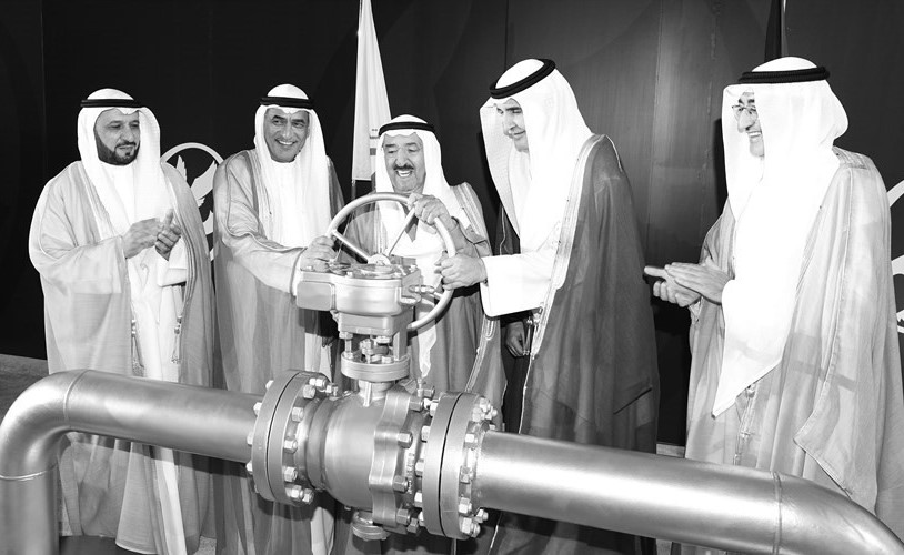 المغفور له بإذن الله سمو الامير الشيخ صباح الاحمد خلال تدشينه تصدير اول شحنة من النفط الخفيف بحضور م.بخيت الرشيدي ونزار العدساني وجمال جعفر ومناحي العنزي