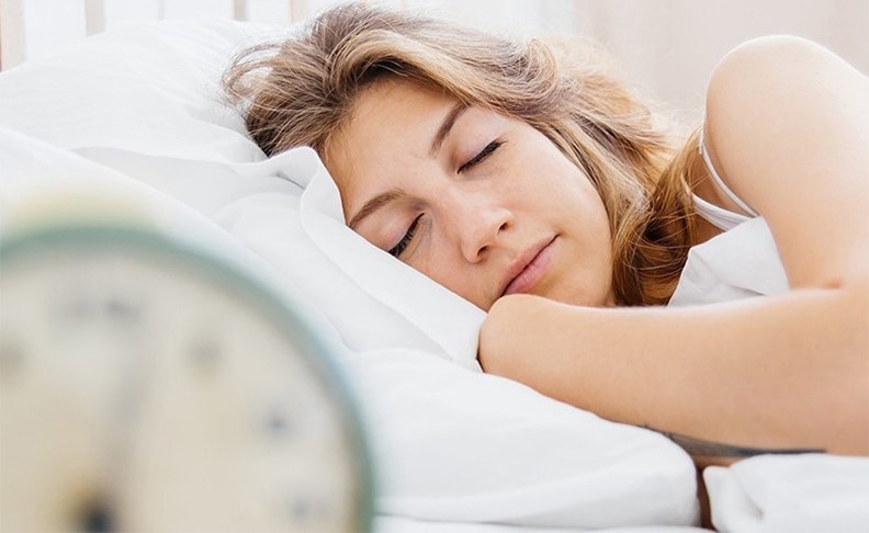 عادات مفيدة قبل النوم.. من الكيوي حتى الضوضاء الوردية