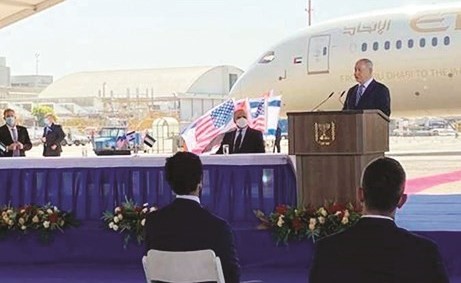رئيس الوزراء الإسرائيلي بنيامين نتنياهو ملقيا كلمة خلال استقباله الوفد الرسمي الإماراتي في مطار بن غوريون امس