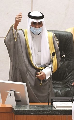 صاحب السمو الأمير الشيخ نواف الأحمد خلال الترحيب به من قبل الحضور في قاعة عبدالله السالم أمس (هاني الشمري)