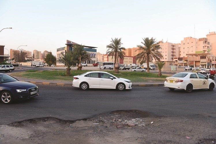 كثرة الحفر في الشوارع تتسبب في تلف السيارات ووقوع الحوادث بشوارع خيطان 	(أحمد علي)
