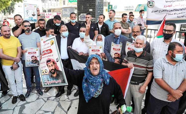 فلسطينيون يتظاهرون في الخليل امس تضامنا مع الاسير ماهر الاخرس المضرب عن الطعام في سجون الاحتلال (ا.ف.پ)