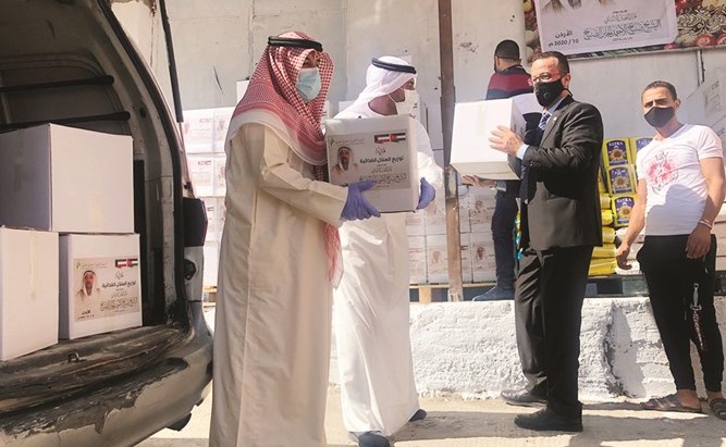 جانب من توزيع الهيئة الخيرية الإسلامية العالمية الكويتية طرودا غذائية للمحتاجين في الأردن باسم الأمير الراحل
