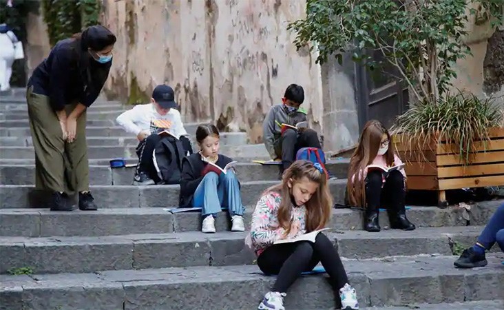 في إيطاليا.. الشرفات والطرقات تحولت إلى فصول دراسية للتغلب على جائحة كورونا