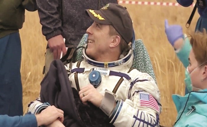 الأميركي كريس كاسيدي لدى وصوله من الفضاء	(رويترز)