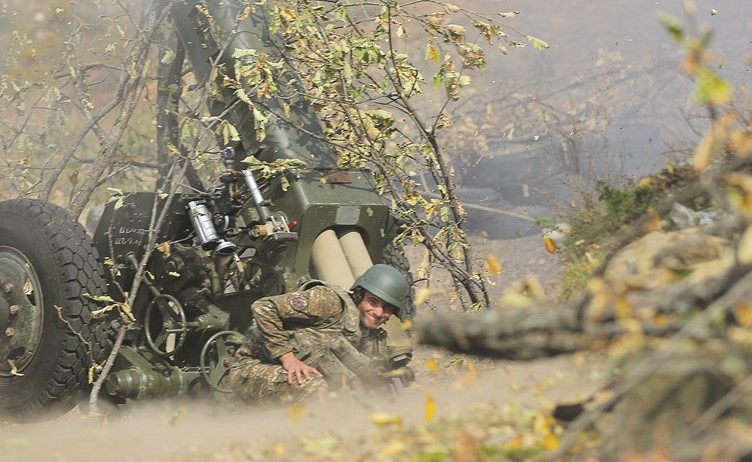 جندي يطلق قذيفة مدفعية باتجاه مواقع أذربيجانية 	(أ.ف.پ)