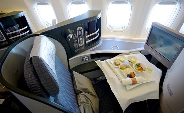لماذا يدفع شخص مئات الدولارات من أجل تناول الطعام على متن طائرة رابضة على الأرض؟