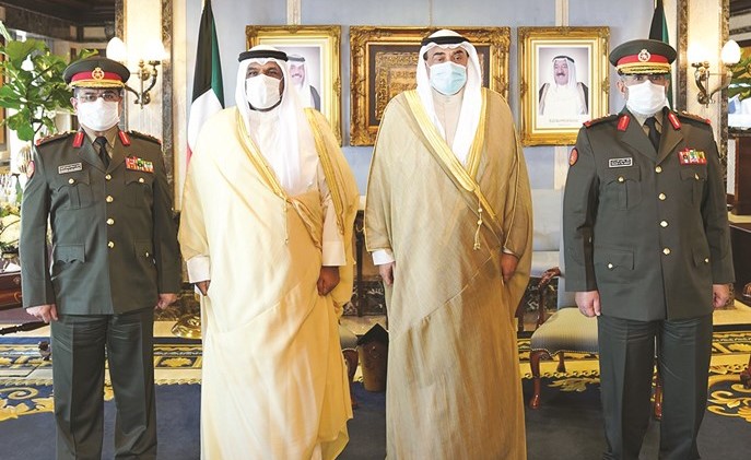 سمو الشيخ صباح الخالد مستقبلا الشيخ أحمد المنصور والفريق الركن الشيخ خالد الصالح والفريق الركن فهد الناصر