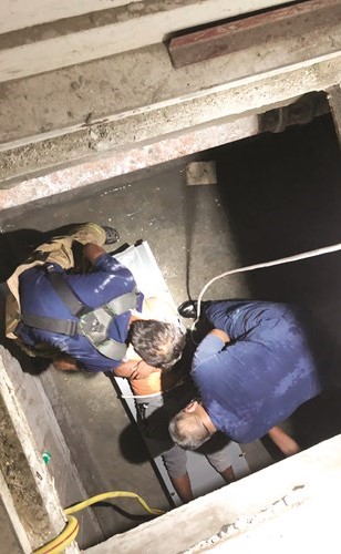 رجال الاطفاء خلال انقاذ العامل من غرفة المحركات