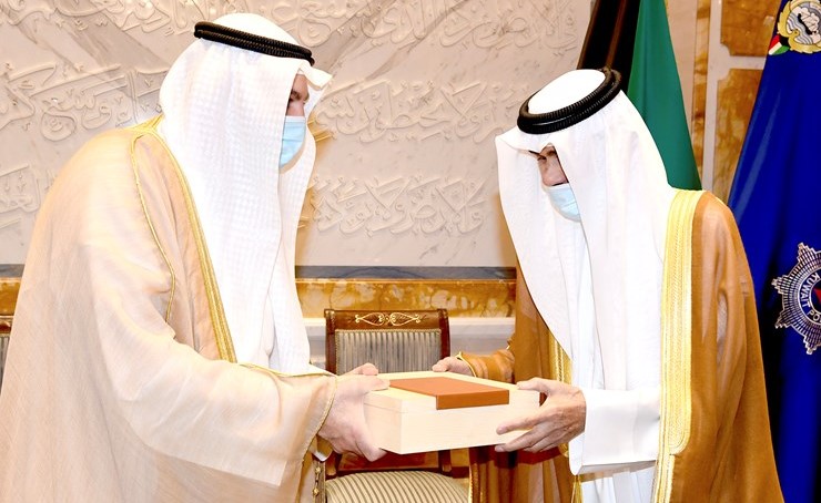 صاحب السمو الأمير الشيخ نواف الأحمد يتسلم تقرير ديوان المحاسبة من فيصل الشايع