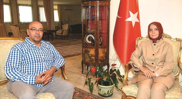 السفيرة التركية عائشة كويتاك متحدثة إلى الزميل أسامة دياب (أحمد علي)